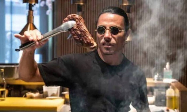 Salt Bae: Ο απαράδεκτος τρόπος που σέρβιρε μπριζόλα σε πελάτες
