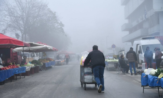 Ομίχλη και υγρασία «σκέπασε» τη Λάρισα