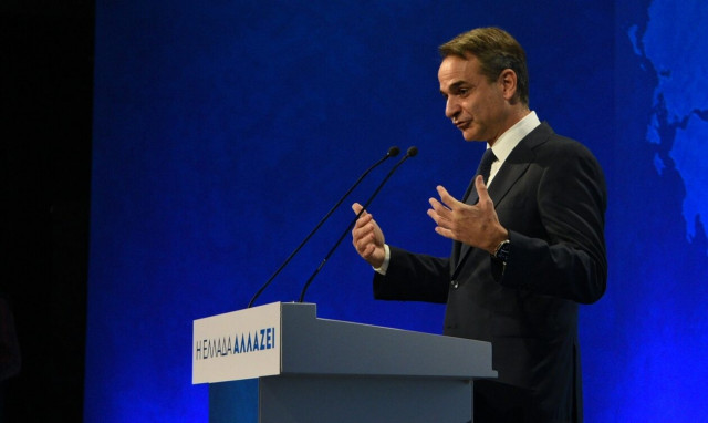 PM Mitsotakis visits facility for examining child victims of crime	