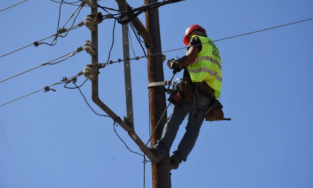 Λάρισα: Έπεσε κολόνα ηλεκτρισμού ενώ βρισκόταν πάνω της εργαζόμενος