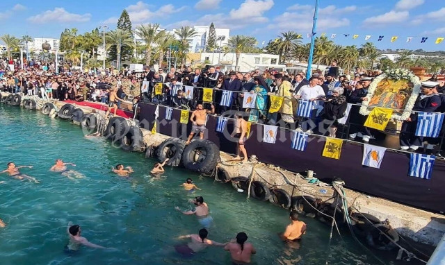 Θεοφάνεια: Πλήθος κόσμου στο λιμανάκι της Αγίας Νάπας