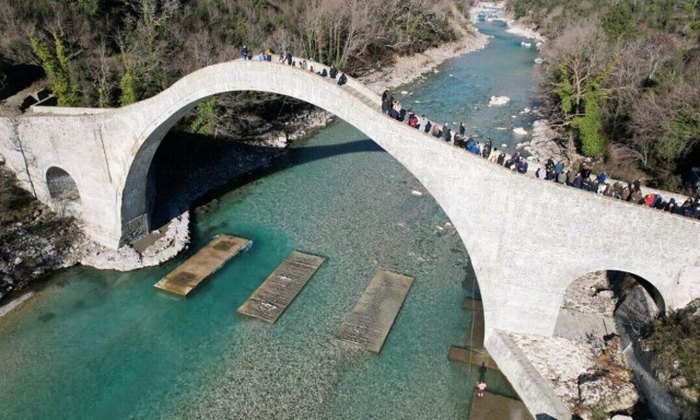 Αγιασμός των υδάτων στο μνημείο των Τζουμέρκων, στο γεφύρι της Πλάκας