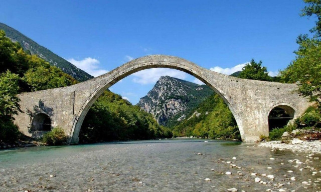 Θεοφάνεια: Αγιασμός μετά από 8 χρόνια στο ιστορικό γεφύρι της Πλάκας