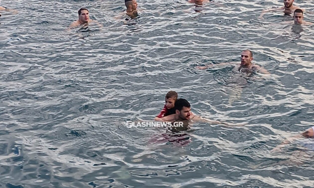 Χανιά: 8χρονος βούτηξε μαζί με τον μπαμπά του για να πιάσει τον σταυρό