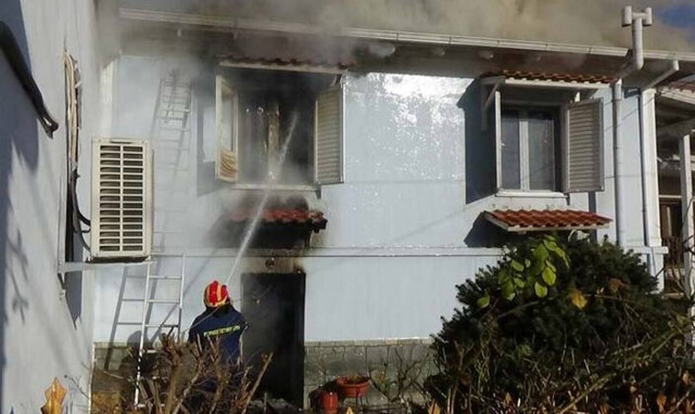 Θεσσαλονίκη: Πυρκαγιά κατέκαψε ολοσχερώς διώροφη κατοικία