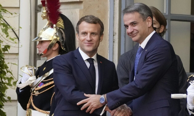 PM Mitsotakis speaks on the phone with French President Macron