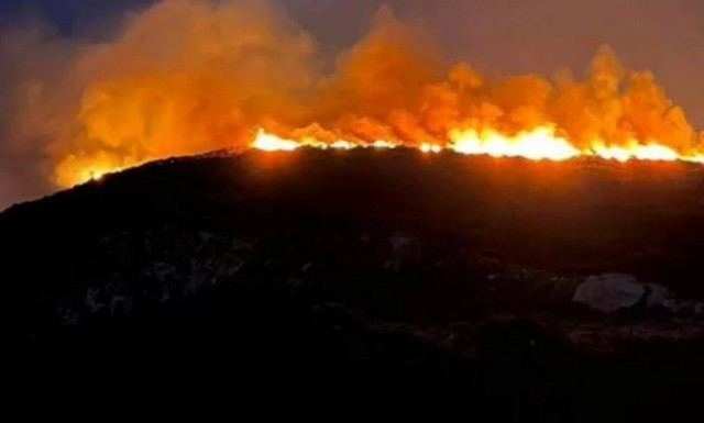 Φωτιά στους Φούρνους ορατή από Ικαρία και Σάμο - Φωτογραφίες
