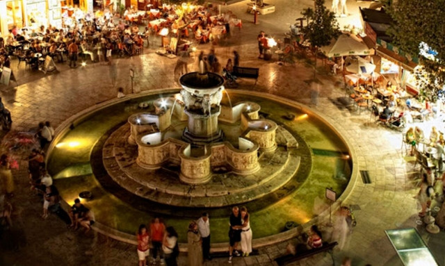 Άνδρας κυκλοφορεί «τσιτσίδι» στο κέντρο του Ηρακλείου!