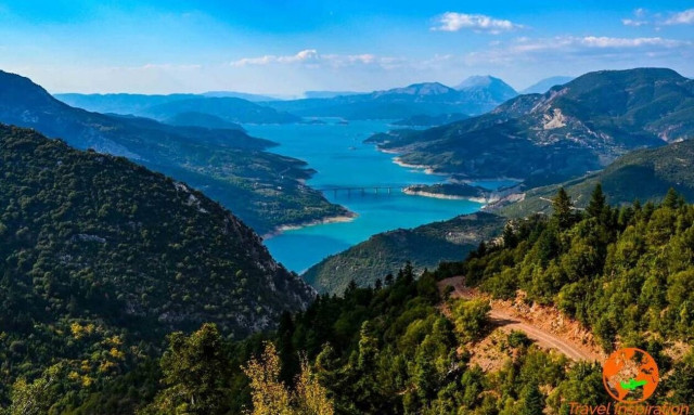 Τσαγκαράλωνα: Το σημείο της Ευρυτανίας με θέα στη λίμνη Κρεμαστών