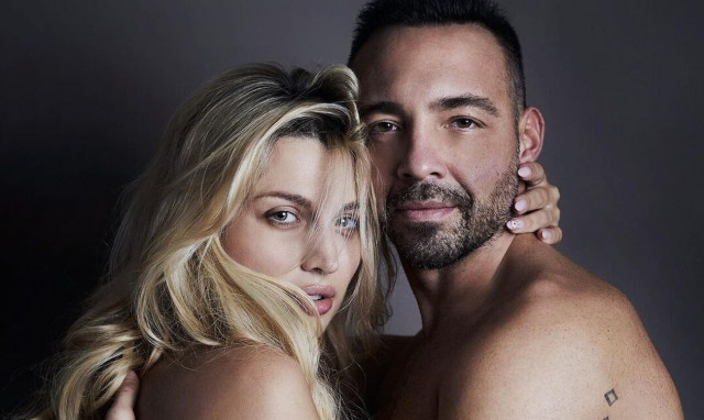 Κων. Σπυροπούλου: Ποζάρει γυμνή στην αγκαλιά του Σταθοκωστόπουλου