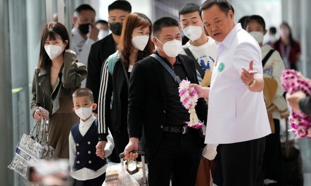 Κίνα: Ουρές για ανανέωση διαβατηρίων – Λουλούδια στους τουρίστες