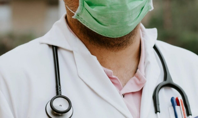 Έσπρωξε γιατρό γιατί νόμιζε ότι του έκανε εμβόλιο κατά του κορoνοϊού