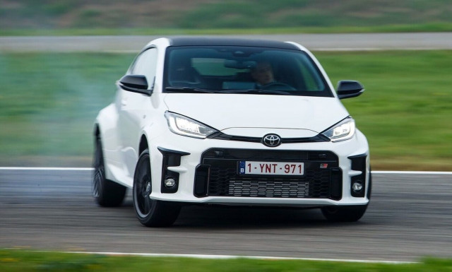 Ένα Toyota GR Yaris σε μια απαιτητική, ορεινή διαδρομή
