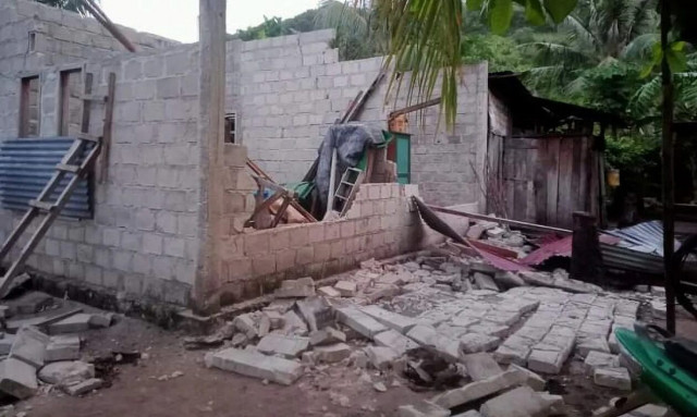 Σεισμός 7,6 ρίχτερ στην Ινδονησία: Καταστροφές σε πάνω από 120 κτίρια