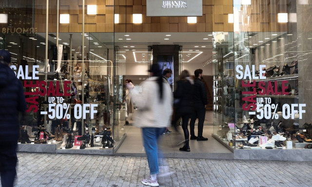 Χειμερινές εκπτώσεις: Πόσο θα διαρκέσουν - Οι Κυριακές με ανοιχτά μαγαζιά