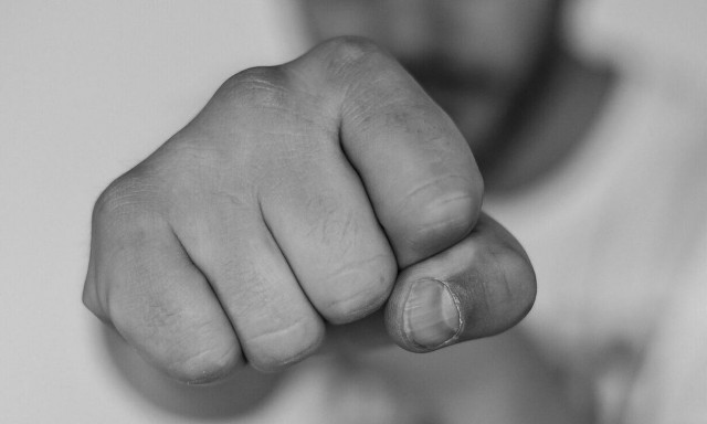 Εύβοια: Ξυλοκόπησε άγρια τη σύζυγό του μπροστά στα παιδιά τους