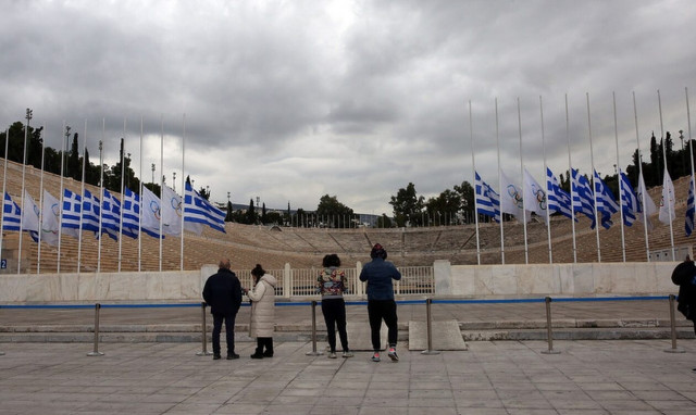 Τέως βασιλιάς Κωνσταντίνος: Μεσίστιες οι σημαίες στο Καλλιμάρμαρο