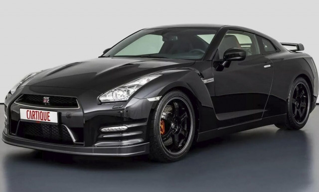 O Vettel πουλά το Nissan GT-R Black Edition του