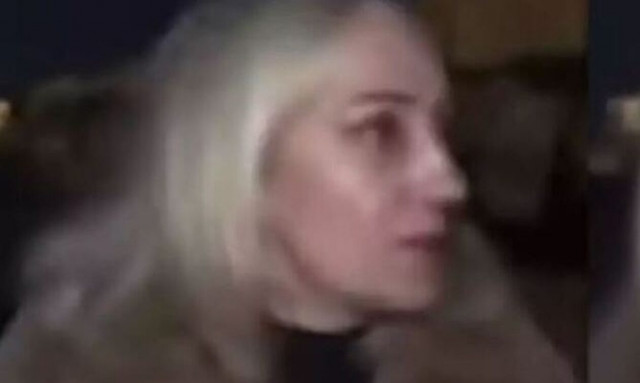 Viral η δημοσιογράφος της ΕΡΤ: «Μια στιγμή να πω όλο το ρεπορτάζ»