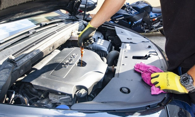 Όλο και περισσότεροι οδηγοί επιδιορθώνουν μόνοι τα αυτοκίνητά τους