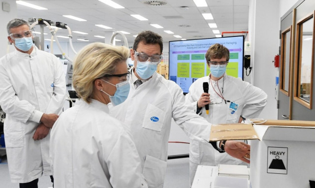 Σε ακρόαση καλούν την Ούρσουλα φον ντερ Λάιεν για τα sms με τον Άλμπερτ Μπουρλά