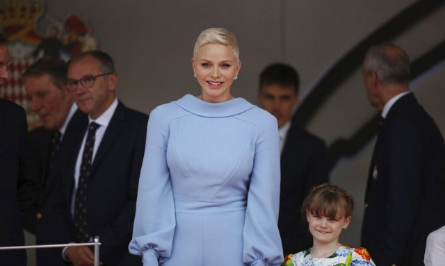 Η Σαρλίν του Μονακό ξαναβρίσκει τον εαυτό της χάρη στον Θεό και τους γονείς της