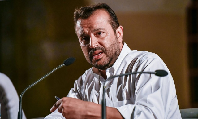 Από τον τέως στον… Παππά: Μαλλιά - κουβάρια ΝΔ, ΣΥΡΙΖΑ και ΠΑΣΟΚ