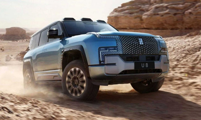 H BYD μπαίνει στα βαθιά με το YangWang U8
