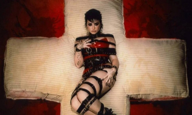 Ντέμι Λοβάτο: Αποσύρθηκε η αφίσα του νέου της άλμπουμ για βλασφημία κατά των Χριστιανών