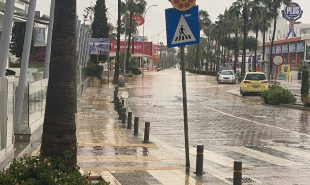 Κύπρος: Δρόμοι μετατράπηκαν σε ποτάμια στην επαρχία Αμμοχώστου (vid)