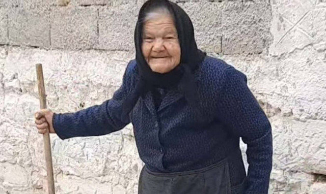 Κρητικιά γιαγιά κρατάει καθαρό τον δρόμο του χωριού της