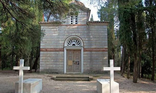 Βασιλικά κτήματα Τατόι: Η ιστορία του ναού της Αναστάσεως και το βασιλικό κοιμητήριο