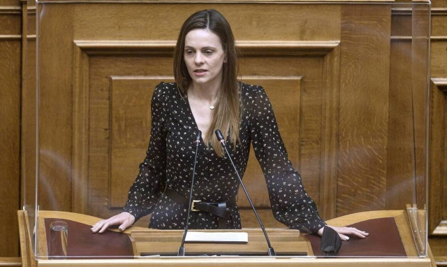 Αχτσιόγλου: Η ιστορία δεν ξαναγράφεται και η βασιλεία δεν ξεπλένεται - Προβληματική η στάση της ΝΔ