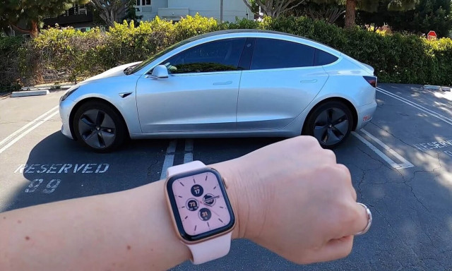 Τα Tesla ξεκλειδώνουν και με το ρολόι της Apple