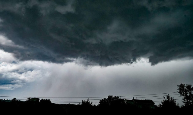 Καιρός: Βροχερή και η Κυριακή με καταιγίδες στα νησιά-Πού θα χιονίσει