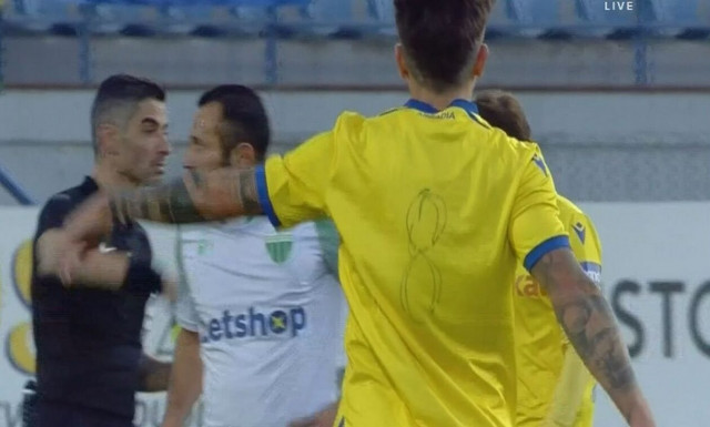 Super League: Απίστευτο! Χωρίς όνομα και αριθμό η φανέλα του Μουνάφο