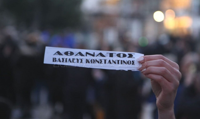 Τέως βασιλιάς Κωνσταντίνος: Πλήθος κόσμου στο λαϊκό προσκύνημα – Τρικάκια με τη λέξη «αθάνατος»