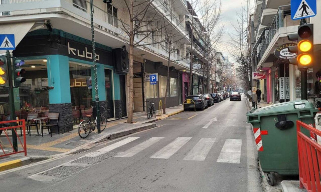 Η Λάρισα πρωτοτυπεί: Έφτιαξαν διάβαση πεζών πάνω σε... στροφή