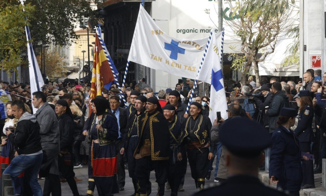 Τέως βασιλιάς Κωνσταντίνος: Μανιάτες με παραδοσιακές στολές στο λαϊκό προσκύνημα
