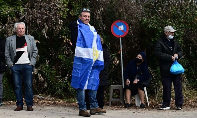 Κηδεία τέως βασιλιά: Κόσμος πάει στο Τατόι για την ταφή