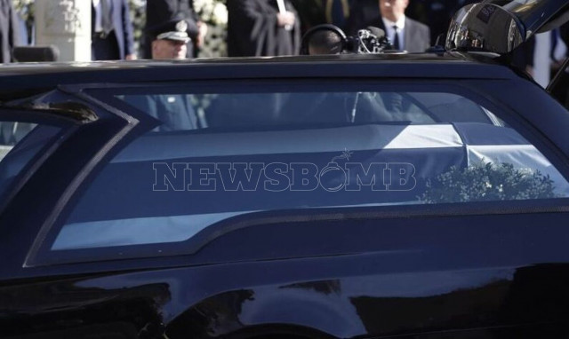 Τέως βασιλιάς Κωνσταντίνος: Ξεκίνησε η αυτοκινητοπομπή για το Τατόι