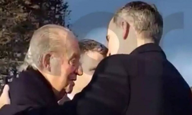 Η φωτογραφία που περίμεναν οι παπαράτσι - Η αγκαλιά του βασιλιά Φελίπε στον Χουάν Κάρλος (pics)