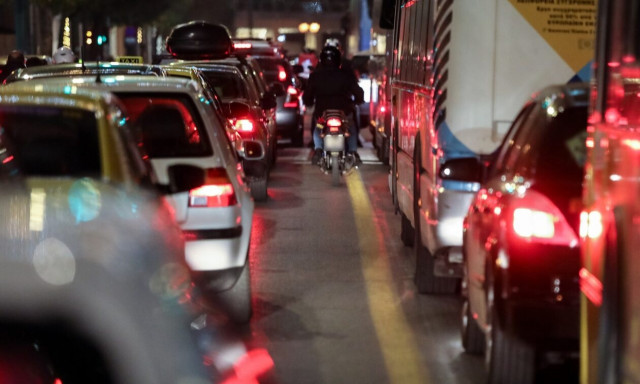 Καραμπόλα οχημάτων στην Αττική Οδό - Μεγάλες καθυστερήσεις