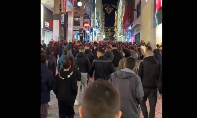 Αθήνα: Έκαναν πορεία στο Σύνταγμα για τον influencer Άντριου Τέιτ