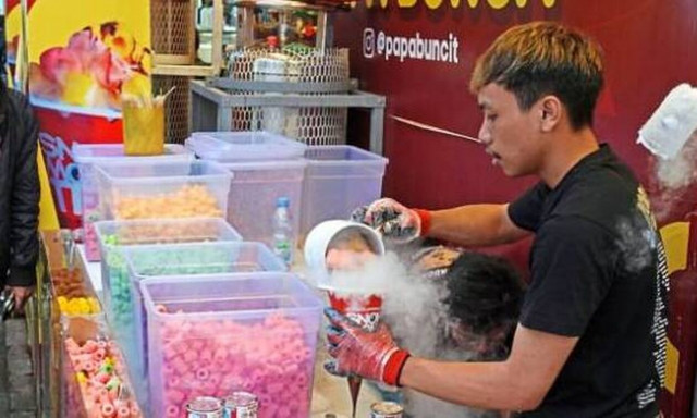 Συναγερμός στην Ινδονησία για την «ανάσα του δράκου»: Επικίνδυνο παιδικό σνακ με υγρό άζωτο