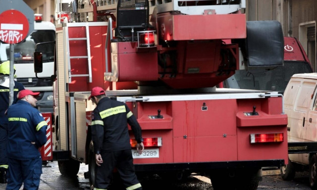 Θεσσαλονίκη: Απεγκλωβισμός ηλικιωμένης από φλεγόμενο διαμέρισμα