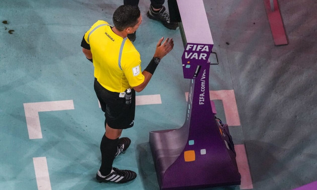 Ποδόσφαιρο: Οι διαιτητές θα μιλούν στους θεατές για το VAR – Καθυστερήσεις αλά Μουντιάλ 2022