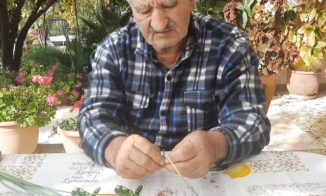 Κρητικός προβλέπει τον καιρό με έναν… βολβό – Δείτε την απίστευτη τεχνική του!