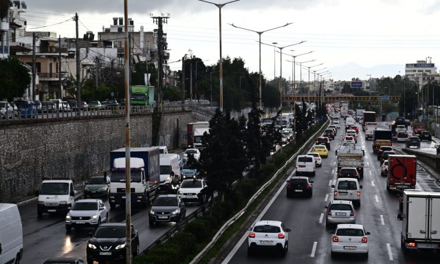 Κίνηση: Στο «κόκκινο» ο Κηφισός - Με δυσκολία η κυκλοφορία στην Κηφισίας