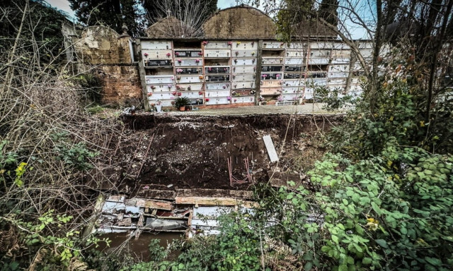 Ιταλία: Φέρετρα και τεφροδόχοι κατέληξαν σε χαράδρα έπειτα από κατάρρευση νεκροταφείου